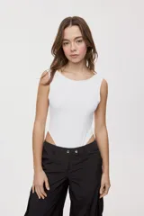 Body de silueta ajustada de color blanco, sin mangas, con escote redondo amplio y diseño de corte alto en las piernas.
