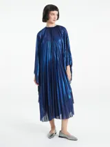 Vestido midi azul eléctrico con textura plisada y corte tipo capa.