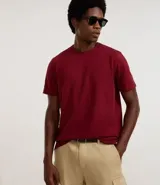 Remera azul marino de algodón, con cuello redondo y mangas cortas.