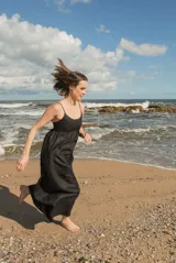 Vestido largo tipo solera con breteles finos, diseño de rayas horizontales en tonos azul y blanco, confeccionado en tejido ligero.