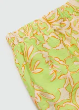Short de corte recto y diseño fluido, con cintura elástica y bolsillos laterales. Presenta un estampado botánico en tonos verde lima y crema.