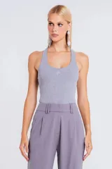 Musculosa de tejido canelado en color gris melange, con diseño ajustado al cuerpo y escote tipo nadadora.