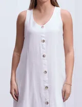 Vestido corto de gasa bambula color blanco, marca Zac & Rachel. Diseño sin mangas con escote redondo y detalle de botones frontales. Presenta un corte holgado tipo evasé y forro interno a tono.