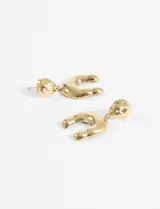 Par de caravanas plateadas de acero quirúrgico hipoalergénico con diseño curvo.