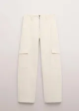 Pantalón recto color blanco crudo, confeccionado en tejido de algodón con elasticidad. Presenta bolsillos de parche con solapa en los laterales de las piernas y cierre frontal de cremallera.