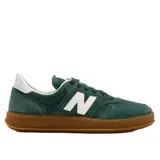 Championes urbanos New Balance modelo 500, color verde con detalles en blanco. Confeccionados en gamuza con suela de goma color caramelo.