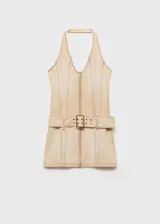 Vestido corto de algodón estilo denim, con diseño entallado, cuello halter y cierre frontal con cremallera. Incluye un cinturón decorativo integrado con hebilla metálica y costuras a la vista.