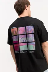 Remera oversize color marfil, con estampa estilo collage en la espalda y mangas cortas.
