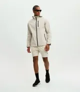 Campera deportiva Get Over de tejido técnico resistente al agua, color bordó. Presenta capucha ajustable con cordones, cierre frontal con cremallera, bolsillos laterales y un bolsillo adicional en el pecho, todos con cierre.