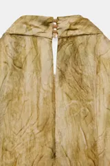 Top sin mangas color verde oliva con efecto tie-dye o arrugado, cuello tipo choker que cae en un escote pico con lazada ajustable en el centro del busto.