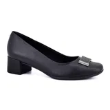 Zapato de cuero dorado con puntera color bronce y detalle de moño con apliques brillantes. Tiene taco bajo cuadrado.