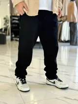 Pantalón de jean azul con lavado clásico, de corte holgado y estilo oversize.