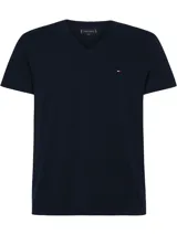 Remera de cuello en V Tommy Hilfiger, de corte regular y manga corta, confeccionada en algodón. Presenta el logo de la marca bordado en el pecho.