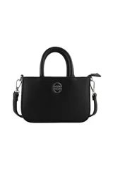 Cartera tipo bandolera Las Oreiro de diseño compacto, con doble asa superior y correa larga ajustable y extraíble. Presenta un logo metálico circular en el centro y cierre superior.