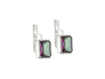 Par de aros tipo caravanas de plata 925 con diseño rectangular y piedra facetada de topacio místico con reflejos tornasolados.