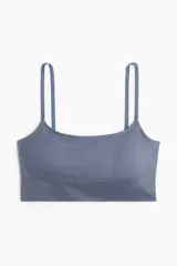Bralette sin costuras color gris azulado, con doble tirante ajustable, escote redondo y banda inferior acanalada. Cuenta con copas extraíbles.