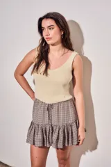 Minifalda con estampado de cuadros vichy en tonos marrón y blanco, con cintura elástica fruncida, cordón ajustable y volado en el ruedo.