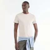 Remera lisa de corte slim fit con cuello redondo y mangas cortas, confeccionada en tejido suave.