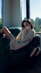 Sobre de mano de símil cuero con diseño de franjas diagonales en negro, blanco y marrón. Cuenta con cierre metálico frontal, bolsillo interior con cierre y otro abierto con división. Incluye correa desmontable para usar como bandolera.