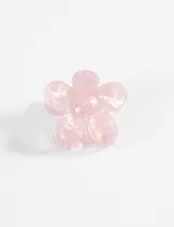 Broche para el pelo con forma de flor y acabado tornasolado en color rosado, fabricado en material sintético con sistema de pinza.