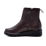 Bota corta de cuero color marrón, con elásticos laterales y suela de plataforma negra.