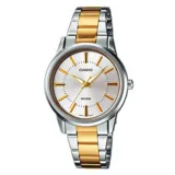 Reloj Casio analógico para mujer, con caja redonda de acero inoxidable plateado y esfera blanca con marcadores dorados. La correa es de eslabones metálicos combinados, plateados y dorados.