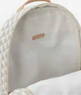Mochila Viko con estampado geométrico de triángulos en tonos beige y blanco. Presenta un bolsillo frontal con cierre, detalles en color nude y un colgante de pompón de peluche desmontable. Cuenta con correas ajustables y cierre principal con cremallera.