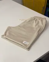 Short color beige de algodón con cordón ajustable en la cintura y dobladillo en la botamanga.