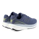 Championes de running New Balance 1080 v15 para hombre, de color azul con entresuela gruesa en tonos blanco y gris, y detalles en verde lima y gris reflectante. Incorporan parte superior de malla transpirable y tecnología de amortiguación Infinion.