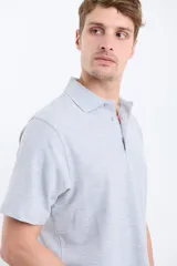 Remera verde con cuello polo y tapeta de dos botones. Corte clásico y mangas cortas.