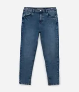 Pantalón de jean corte skinny con cintura media, cierre frontal con botón y cremallera, bolsillos funcionales y detalle de pequeña abertura en el ruedo interno.