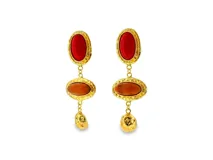 Pendientes colgantes de metal dorado con diseño texturizado, compuestos por tres niveles con piedras ovaladas en tonos rojo y marrón, y una pieza final de metal martillado.