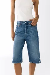 Bermuda de cinco bolsillos en denim de algodón, de tiro alto con cierre de botones y detalles de roturas.