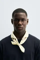 Pañuelo cuadrado de algodón con estampado de cuadros damero en verde militar y blanco.