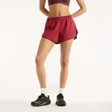 Short de running New Balance modelo RC Essential, color bordó con cintura elástica y detalles en contraste, equipado con tecnología NB DRY de secado rápido y bolsillos.