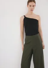 Pantalón verde militar de corte recto y diseño largo, confeccionado en mezcla de lino, viscosa y algodón. Cuenta con cintura elástica.