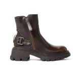 Bota corta marrón oscuro de cuero, con cierre lateral y hebilla decorativa en el tobillo. Tiene suela track y taco bajo.