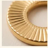 Aros tipo argolla de acero con baño de oro, con diseño texturizado de líneas verticales en relieve.