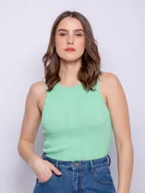 Top de tejido de punto sin mangas, color verde menta, con cuello a la base y textura acanalada.