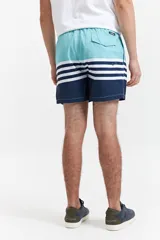Short de baño celeste con estampado de motivos marinos en blanco. Tiene cintura elástica con cordón ajustable, dos bolsillos laterales y uno trasero.