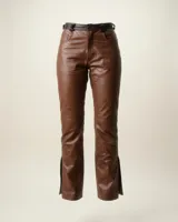 Pantalón flare de cuero vacuno color marrón cognac, de tiro alto con detalles de presillas fruncidas y aberturas en los puños.