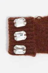 Guantes de punto color marrón con puños acanalados y aplicación de tres cristales rectangulares en cada uno.