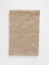 Bufanda de tejido de punto acanalado en color beige, con diseño rectangular y acabado suave.