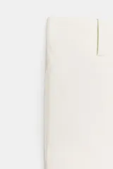 Pantalón marrón de tiro alto con bolsillos delanteros y traseros. El bajo está acabado con vuelta. Cierre frontal con cremallera y ganchos metálicos.