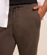 Pantalón jogger marrón liso con ajuste en la cintura.