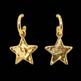 Aros tipo argolla dorados con dije colgante en forma de estrella con textura irregular.