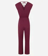 Mono largo de viscosa color borgoña, con corte flare, escote en V, sin mangas, elástico en la cintura y lazo en el cuello.