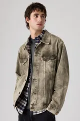 Campera tipo trucker de corte relajado, confeccionada en denim con un acabado desgastado en tono marrón claro. Presenta cierre frontal con botones metálicos, bolsillos con solapa en el pecho y costuras reforzadas.