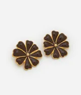 Par de aros tipo botón con forma de flor, esmaltados en color marrón con borde dorado.