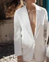 Collar largo de diseño artesanal compuesto por piezas irregulares de alpaca maciza unidas por eslabones, montado sobre un cordón de algodón natural con sistema de nudo corredizo ajustable.